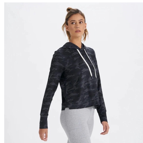 Vuori Halo Essential Hoodie dark grey camo in size medium - Picture 2 of 8
